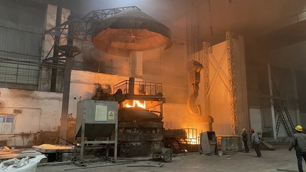 6700端蓋順利澆注 (3)